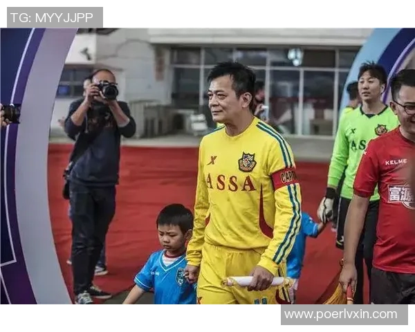 镜前自拍展现足球明星风采与个性魅力的完美瞬间